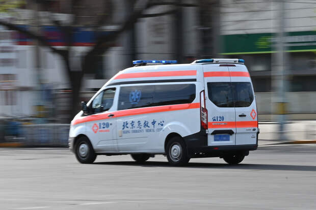 В Китае мужчина бросил собственного ребенка в воду с моста на глазах у жены