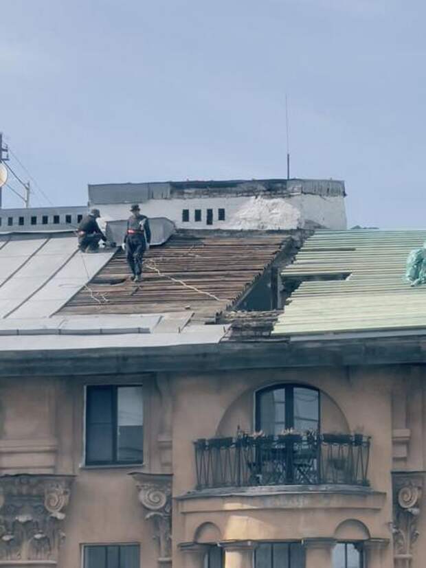 Петербуржцы заметили рабочих, которые решили поменять крышу дома без страховки