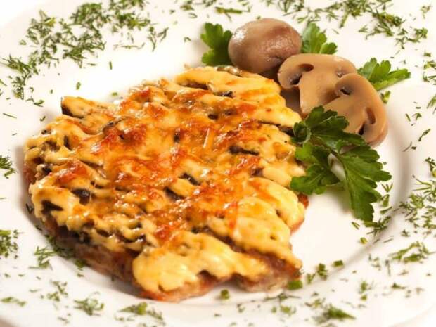 Отбивная с грибами и сыром