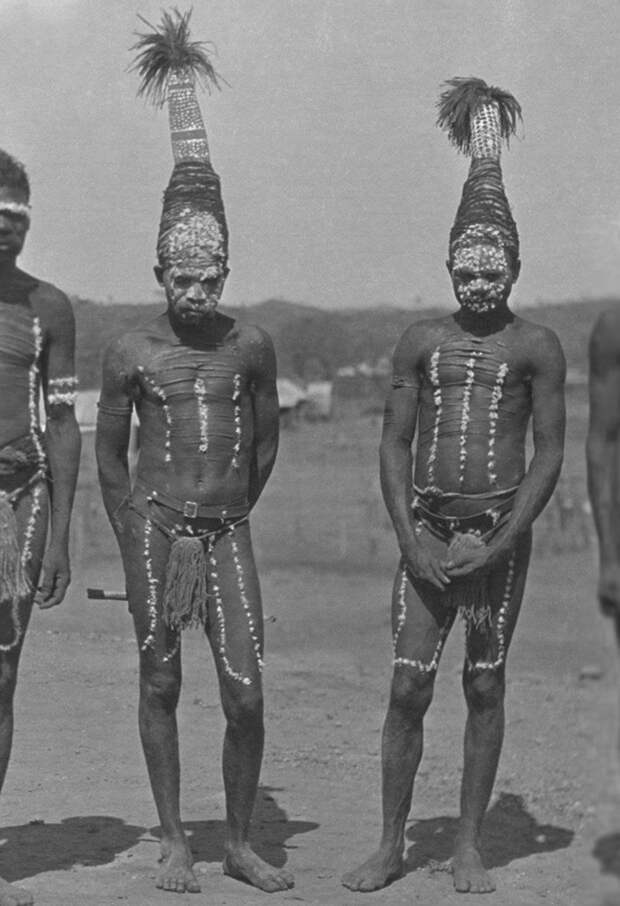 Туземцы в традиционных церемониальных нарядах, Порт-Хедлэнд, Западная Австралия, примерно 1930-1935 гг. Обычаи и традиции народов мира, аборигены, австралия, архивные снимки, архивные фотографии, бушмены, познавательно, туземцы