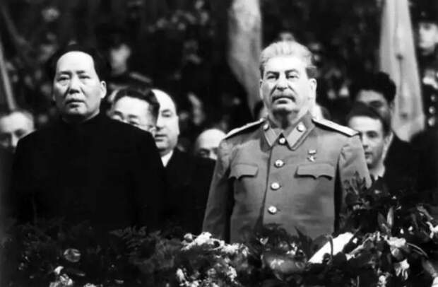 mao-tszedun-i-iosif-stalin-na-prazdnovanii-70-letnego-yubileya-stalina-21-dekabrya-1949