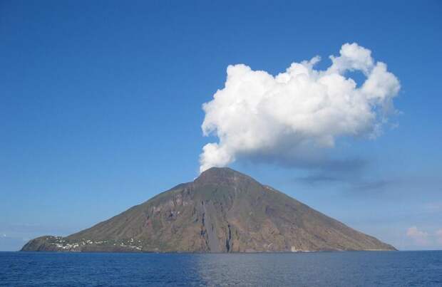 Вулканический выброс на острове Стромболи