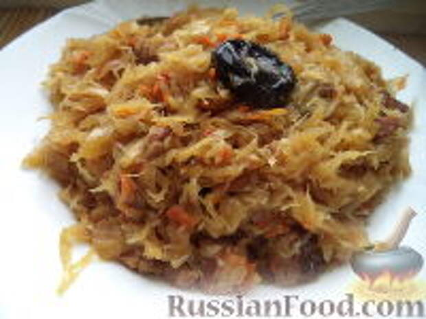 Фото к рецепту: Капуста тушеная с мясом и черносливом