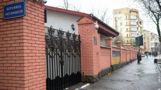 Во Львове в генконсульство РФ бросили “коктейль Молотова”
