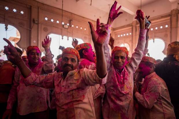 Красочный фестиваль Lathmar Holi в Индии