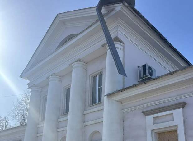 Астраханские спасатели устранили угрозу, нависшую над детьми