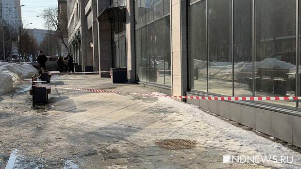 Коммунальщики не успевают чистить крыши – город перегорожен ленточками