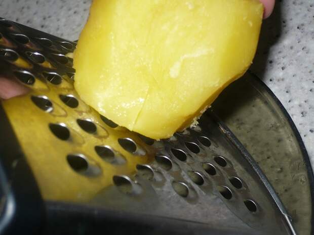 сырой картофель натереть на терке