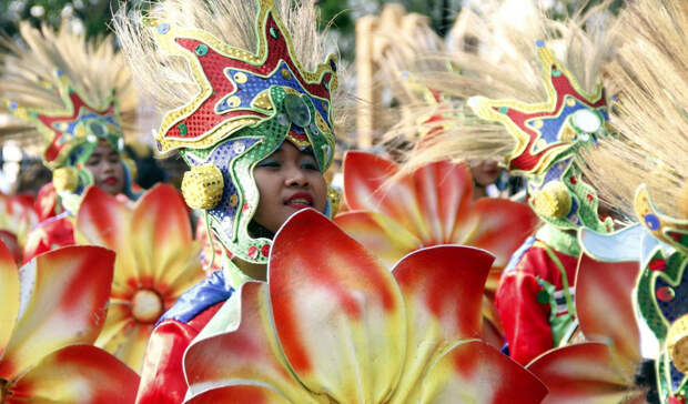 Красочный фестиваль Aliwan проходит в Маниле каждый год. Группы разных культурных традиций сходятся, чтобы поучаствовать в танцевальном параде, конкурсе красоты и соревнованиях по плаванию.