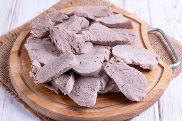 Сочная мясная закуска с маринованным луком на праздничный стол. Этап: 6
