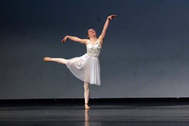 Микайла Холмгрен занимается танцами с 6 лет.