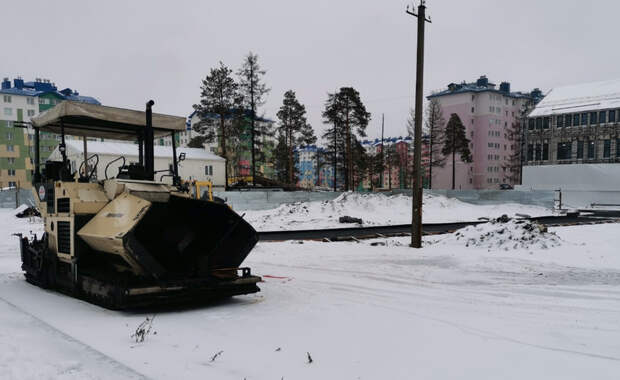 Никогда такого не было и вот опять! Выпавший снег и метель не помеха для укладки асфальта