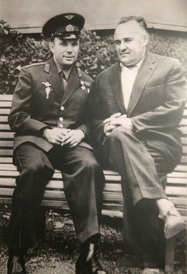 Юрий Гагарин в кругу близких Юрий Гагарин в кругу близких