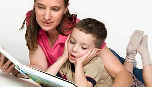Женщина с ребенком читают книгу