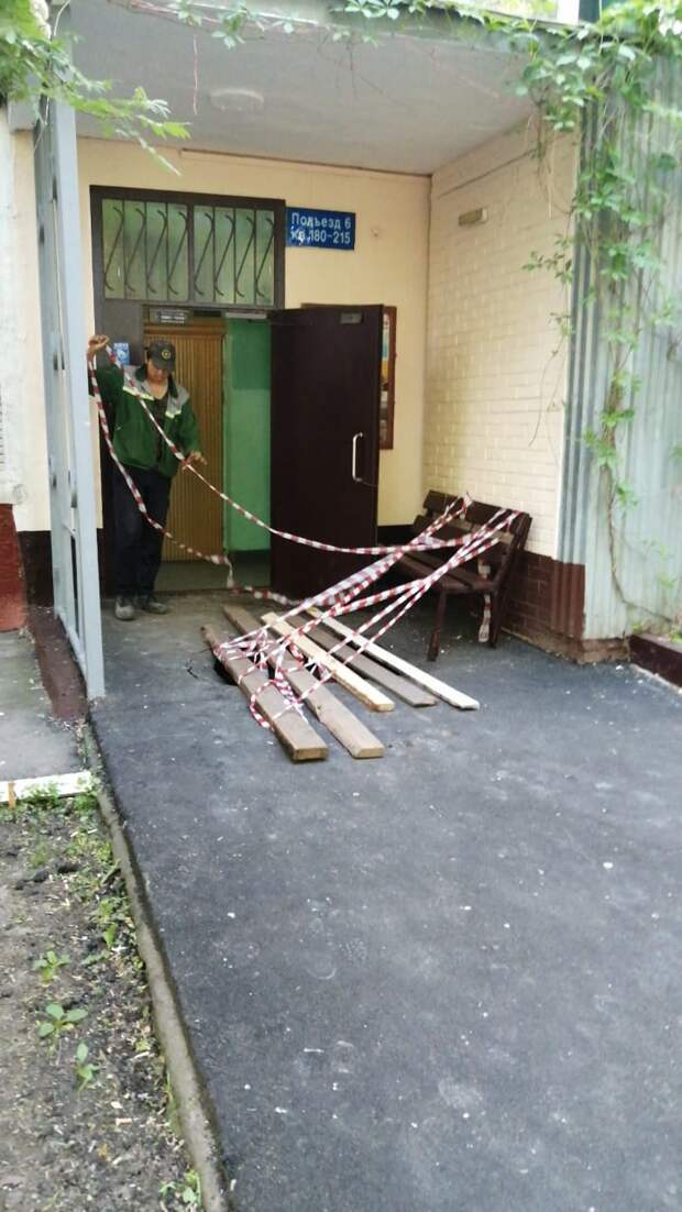 У многоэтажки в Юрловском проезде провалился грунт на входе в подъезд