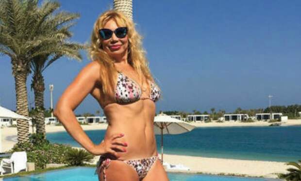 51-летняя Маша Распутина продемонстрировала идеальную фигуру в крошечном купальнике на пляже в ОАЭ 