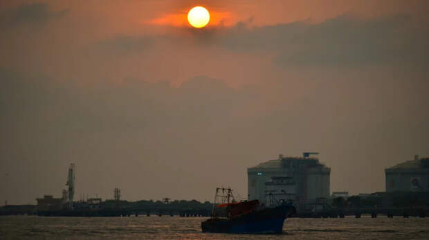 Bloomberg: из-за санкций около Индии застряло 140 млн баррелей нефти из РФ