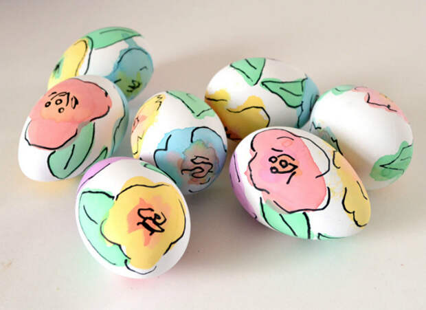 Пасхальные яйца, украшенные цветами.