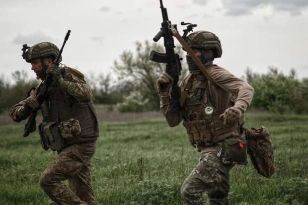 Военнослужащие штурмового отряда 1-й гвардейской Славянской бригады Южного военного округа ВС РФ пленили двух украинских военных во время боев за населенный пункт Прогресс в ДНР.-2