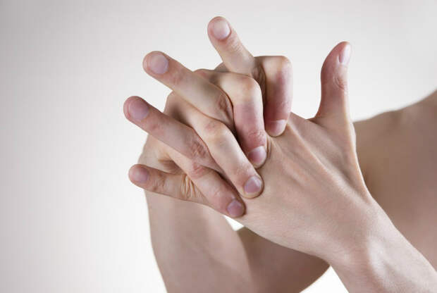 Если регулярно хрустеть пальцами, то позже начнут дергаться руки.