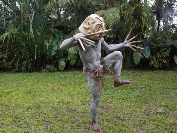 Представители этого племени обмазывают тела белой глиной и носят специфические маски Папуа - Новая Гвинея, грязь, племя