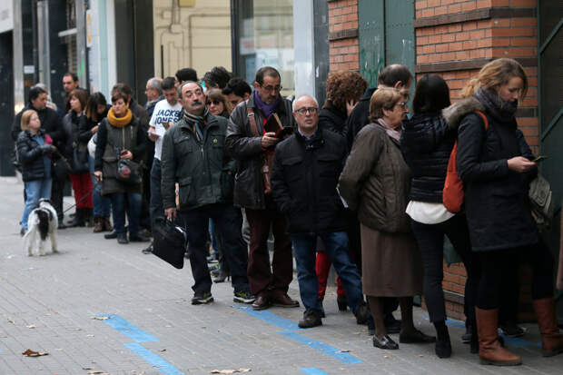 Выборы в Каталонии начались с очередей у входа на избирательные участки