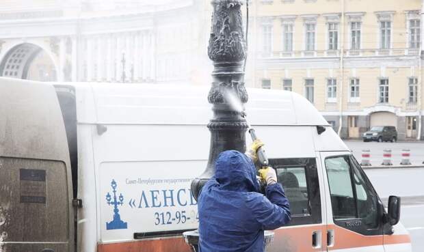 Сотрудники «Ленсвета» очистили более 10 тысяч элементов оборудования наружного освещения в Петербурге