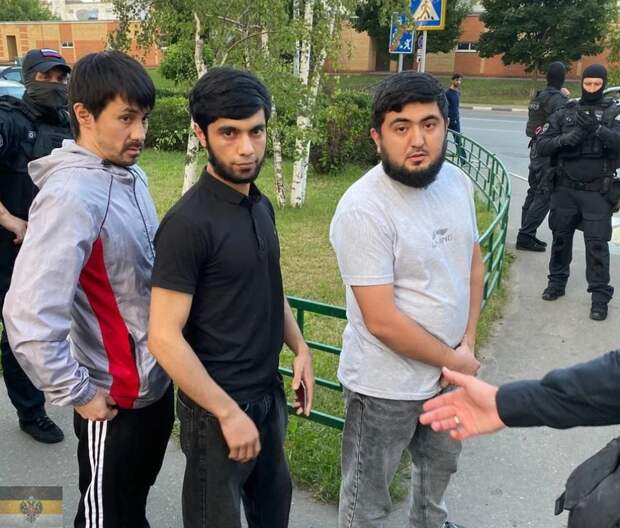 Еще пару слов о мигрантах. 1. Приехали друзья. В Москве не были несколько лет. Все как-то не получалось выбраться. Первые впечатления от столицы: "Классный сервис, очень вкусно и....