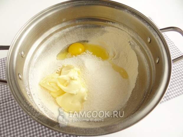 Добавить масло, яйцо и сахар