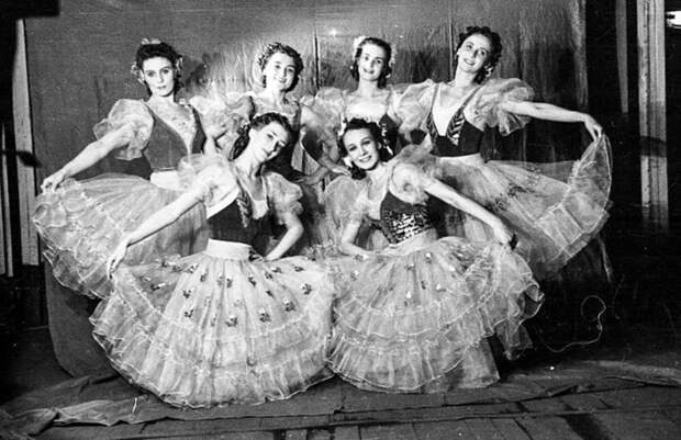 Жизнь на сцене: 9 архивных снимков артистов балета СССР