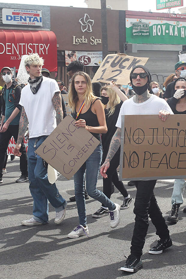 Бен Аффлек, Кристен Стюарт, Кара Делевинь присоединились к протестам в Лос-Анджелесе