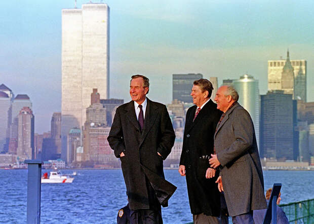Президенты Буш, Рейган и Горбачёв на Манхэттене. Башни близнецы ещё стоят. СССР тоже ещё пока. США, 1988 год. звезды, история, фото