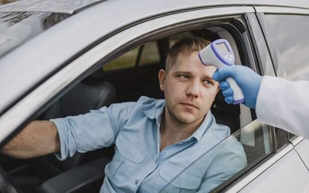 Врач сравнил опасность заражения ОРВИ в такси и каршеринге