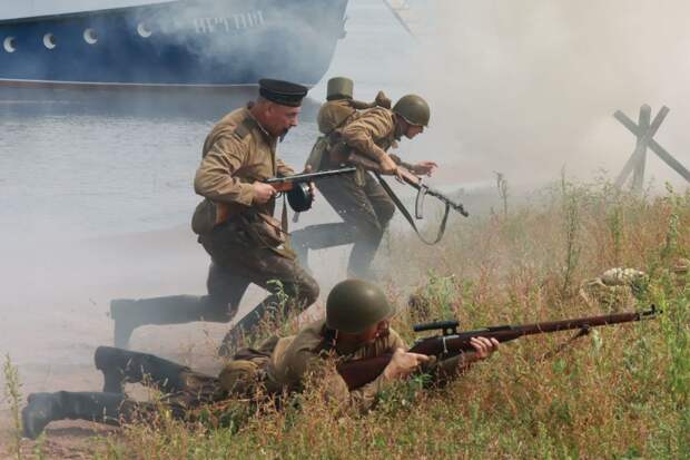 Советские солдаты в боевой сцене у реки.