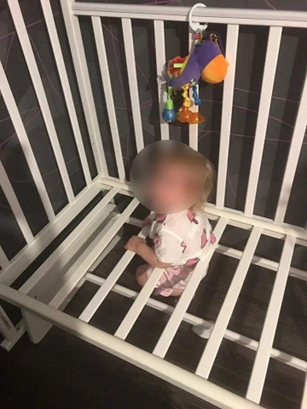 Ребенок застрял в кроватке