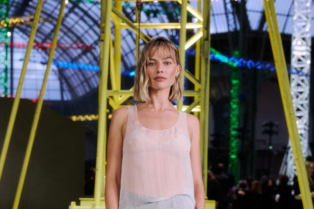 Актриса Марго Робби в полупрозрачном топе снялась с каре и челкой в Париже