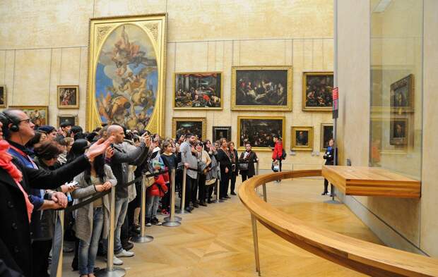 itll-be-less-selfie-and-more-ussie-and-one-thats-like-10-feet-from-the-surprisingly-small-painting-at-that
