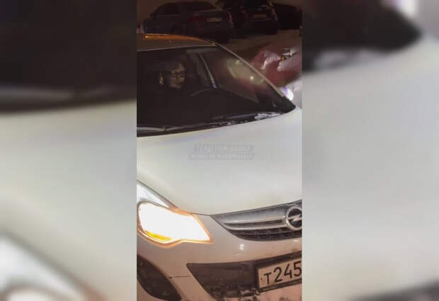 В Казань девушка на малолитражке устроила пробку во дворе, отказавшись уступить несколько метров