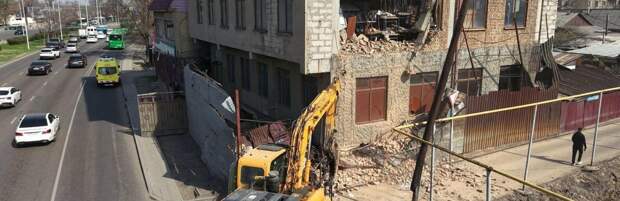 В Алматы начали снос незаконного здания по решению суда