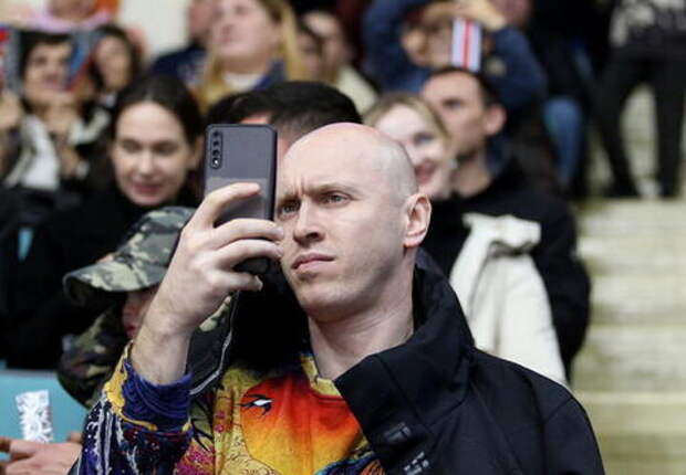 «Вам посылка от мамы»: мошенники научились подделывать голоса и фото родственников