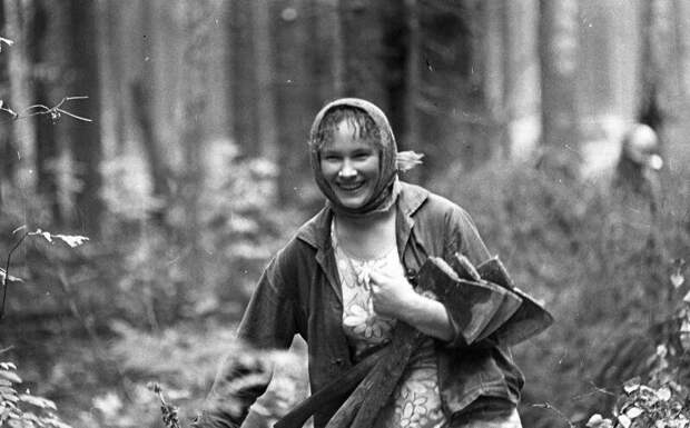 Девушка с топорами. Юрий Садовников, 1970-е, Вологодская обл., МАММ/МДФ. 