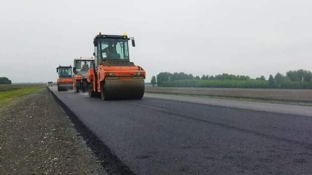 На Алтае начали ремонтировать одну из самых длинных региональных дорог