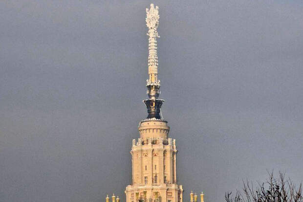 В Москве шпиль главного здания МГУ покрылся наледью из-за морозов