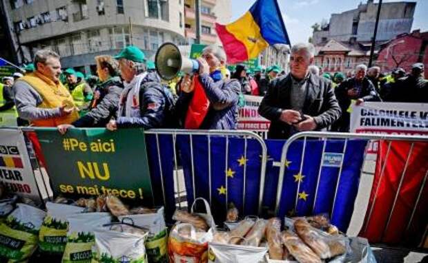 На фото: акция протеста фермеров в Бухаресте против импорта украинского зерна