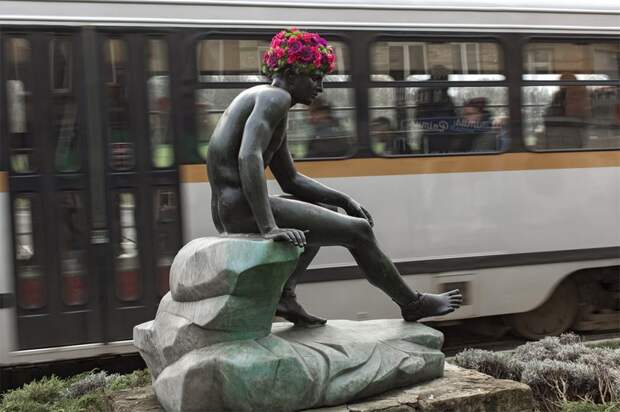 flower-crowns-beards-monuments-geoffroy-mottart-brussels-5