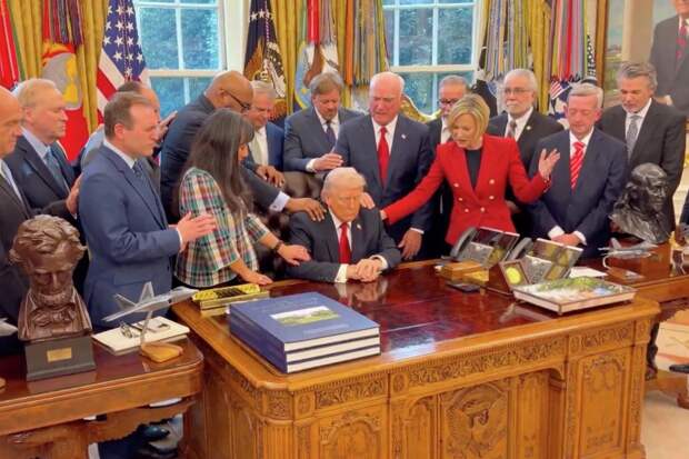 Около 20 пасторов молились за Трампа в Белом доме: сектовед раскрыл подоплёку необычной встречи