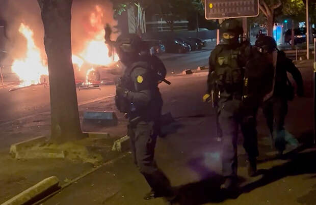 Во Франции растут протесты после того, как полицейский застрелил подростка в машине