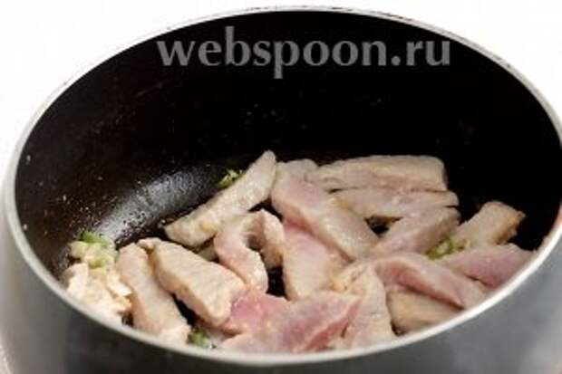 Добавить в сковороду мясо и, быстро помешивая его, добиться розового цвета. Дело в том, что вырезка готовится очень быстро и её нельзя пересушить. Поэтому все составляющие добавляются почти сразу.
