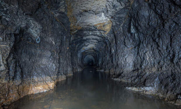 Бесконечный тоннель в Уральских горах: черные копатели шли три часа под землей