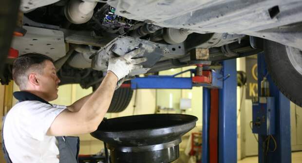 Почему масло в коробке передач служит дольше моторного